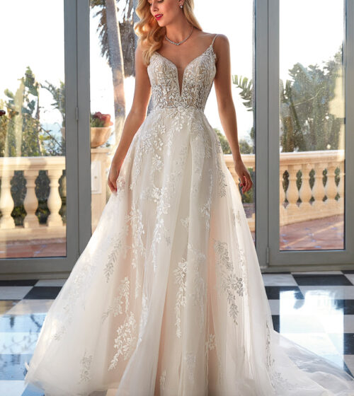 Robe de mariée N°1219 de la marque Demetrios chez la boutique de robes de mariage de Moda Sposa à Nice Côte d'azur.