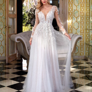 Robe de mariée N°1231 de la marque Demetrios chez la boutique de robes de mariage de Moda Sposa à Nice Côte d'azur.