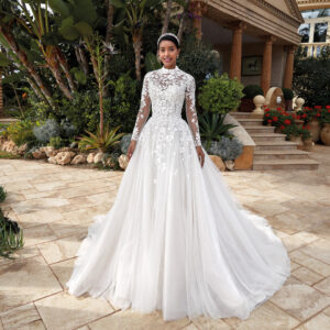 Robe de mariée N°1231 de la marque Demetrios chez la boutique de robes de mariage de Moda Sposa à Nice Côte d'azur.