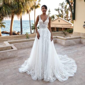 Robe de mariée N°1240 de la marque Demetrios chez la boutique de robes de mariage de Moda Sposa à Nice Côte d'azur.