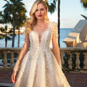 Robe de mariée N°1247 de la marque Demetrios chez la boutique de robes de mariage de Moda Sposa à Nice Côte d'azur.