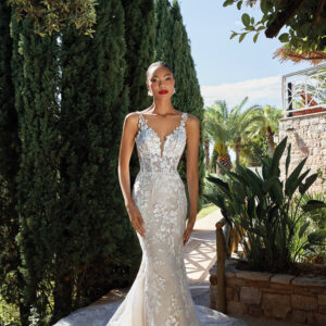 Robes Capsules Demetrios chez Moda Sposa à Nice , magasin de robes de mariee sur la côte d'azur.