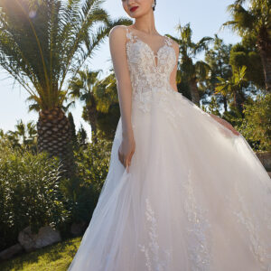 Robes Capsules Demetrios chez Moda Sposa à Nice , magasin de robes de mariée sur la côte d'azur.