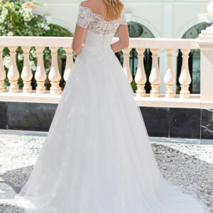 Robes de mariée Just For You dans le magasin de Moda Sposa à Nice