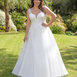 Robes de mariée grande taille de la marque "Curvy "dans le magasin de Moda Sposa à Nice.