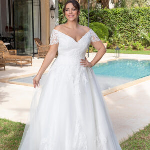 Robes de mariée grande taille de la marque "Curvy "dans le magasin de Moda Sposa à Nice