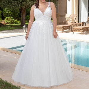 Robes de mariée grande taille de la marque "Curvy "dans le magasin de Moda Sposa à Nice