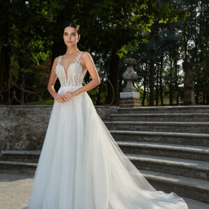 Robes Capsules Demetrios chez Moda Sposa à Nice , magasin de robes de mariée sur la côte d'azur.