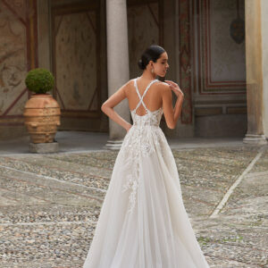 Robes Capsules Demetrios chez Moda Sposa à Nice , magasin de robes de mariée sur la côte d'azur.