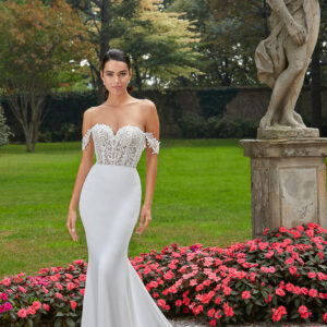 Robes Cosmobella chez Moda Sposa à Nice , magasin de robes de mariée sur la côte d'azur.