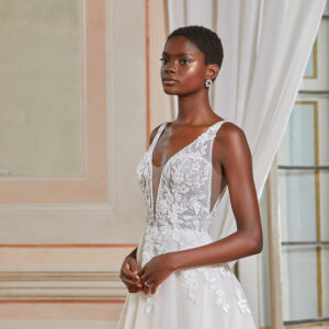 Robes Cosmobella chez Moda Sposa à Nice , magasin de robes de mariée sur la côte d'azur.