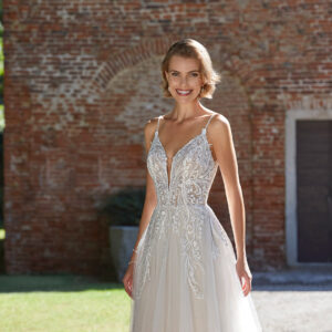 Robes Cosmobella chez Moda Sposa à Nice , magasin de robes de mariée sur la côte d'azur.