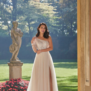 Robes Cosmobella chez Moda Sposa à Nice , magasin de robes de mariée sur la côte d'azur.