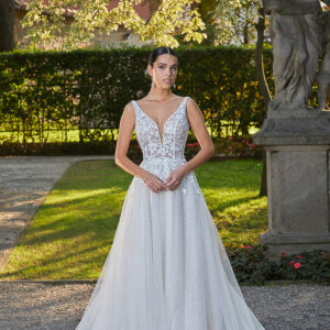 Robes Cosmobella chez Moda Sposa à Nice , magasin de robes de mariée sur la côte d'azur.