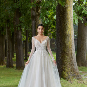 Robes Cosmobella chez Moda Sposa à Nice , magasin de robes de mariée sur la côte d'azur.