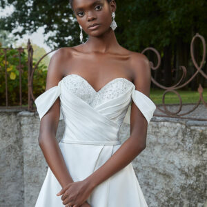 Robes Cosmobella chez Moda Sposa à Nice , magasin de robes de mariée sur la côte d'azur.