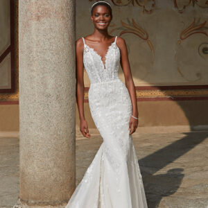 Robes Cosmobella chez Moda Sposa à Nice , magasin de robes de mariée sur la côte d'azur.