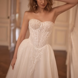 Robe de mariée Selestia S10232 bustier avec décolleté cœur, corsage brodé de perles et jupe en tulle scintillant.
